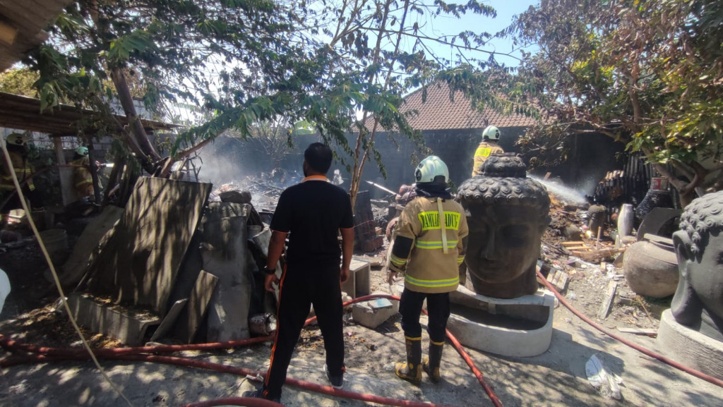 Kebakaran Sampah di Jalan Raya Kerobokan, Banjar Umalas Kangin, Kelurahan Kerobokan, Kec. Kuta Tanggal 17 September 2023